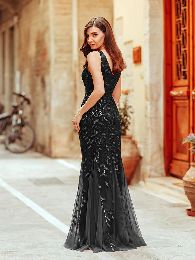 Black women's fishtail evening dress with double V-neckline and shimmering sequin fabric