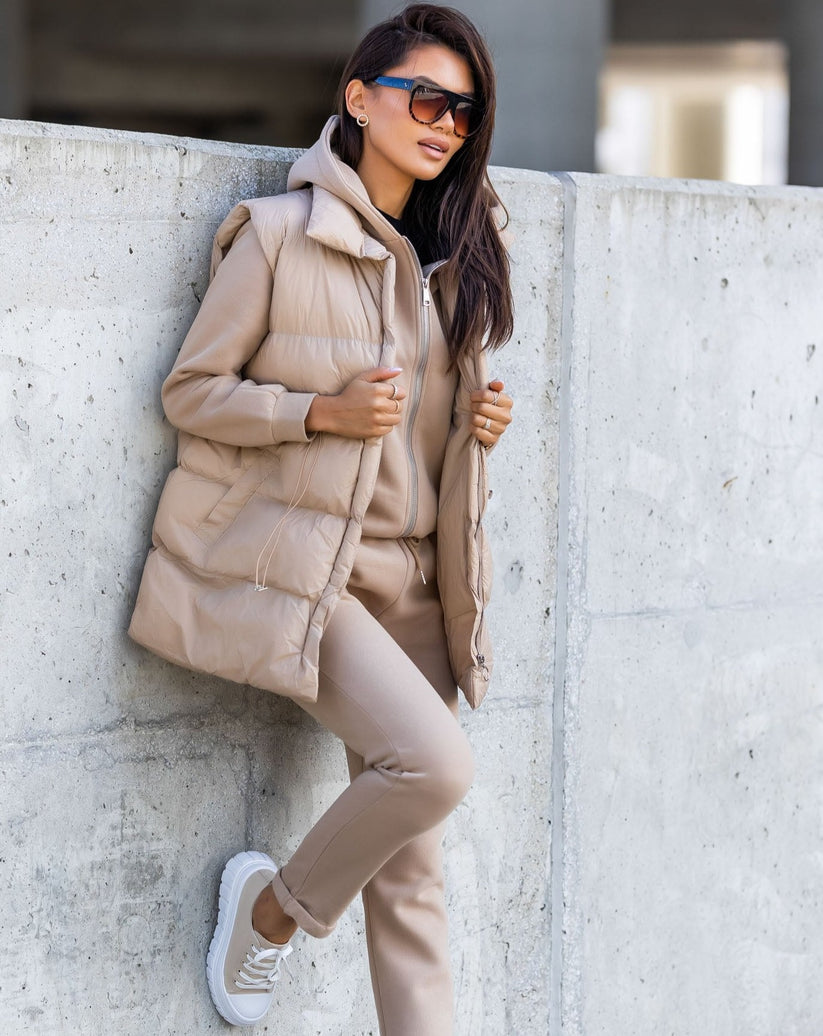 Beige 3-piece tracksuit, stylish and comfortable layered athletic set