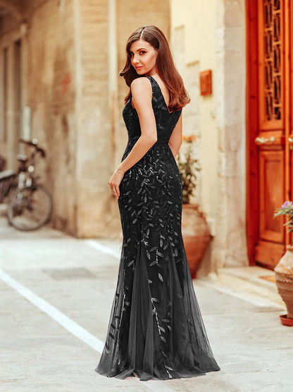 Black women's fishtail evening dress with double V-neckline and shimmering sequin fabric
